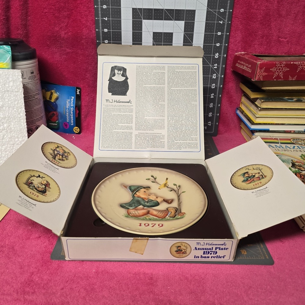 Goebel M.J. Hummel Annual Plate 1979 in Bas Relief Singing Lesson Box Damage New